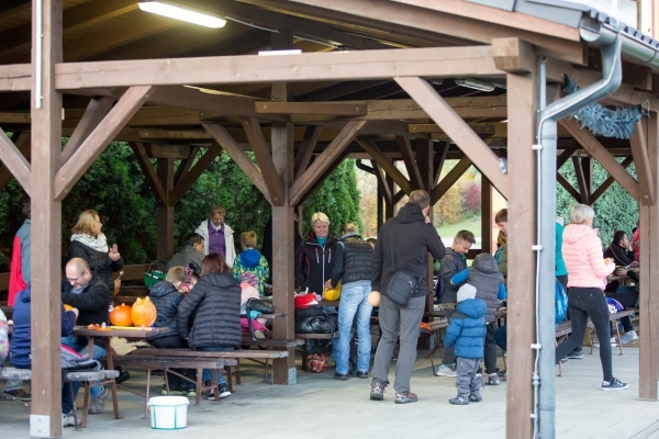 Slatinské děti slavily Halloween, dlabání dýní doprovodily soutěže a lampiónový průvod