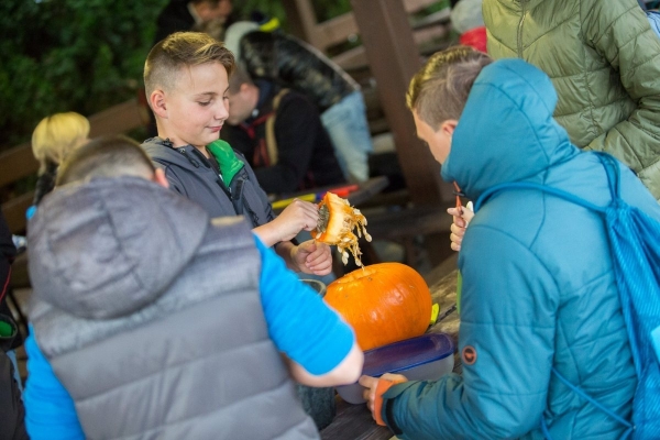 Slatinské děti slavily Halloween, dlabání dýní doprovodily soutěže a lampiónový průvod