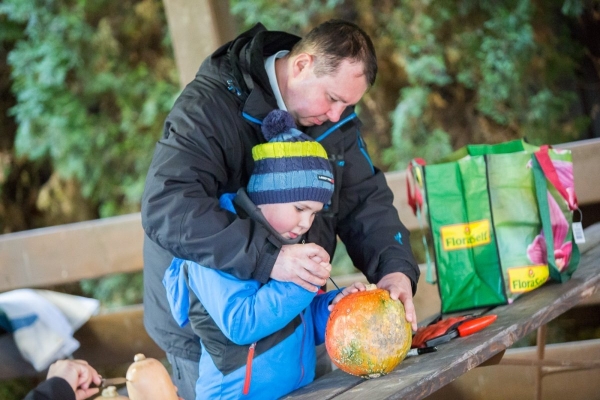 Slatinské děti slavily Halloween, dlabání dýní doprovodily soutěže a lampiónový průvod