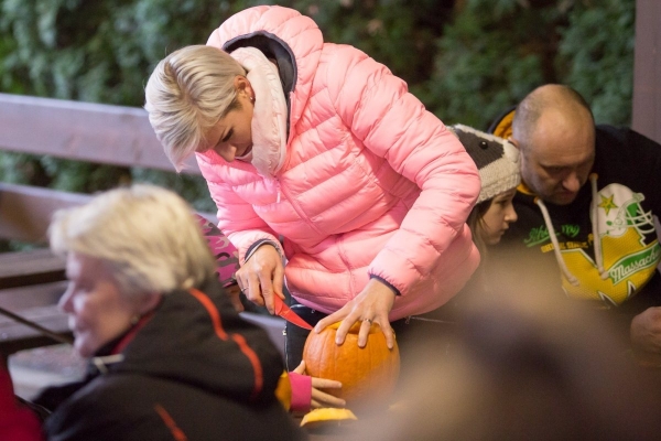 Slatinské děti slavily Halloween, dlabání dýní doprovodily soutěže a lampiónový průvod