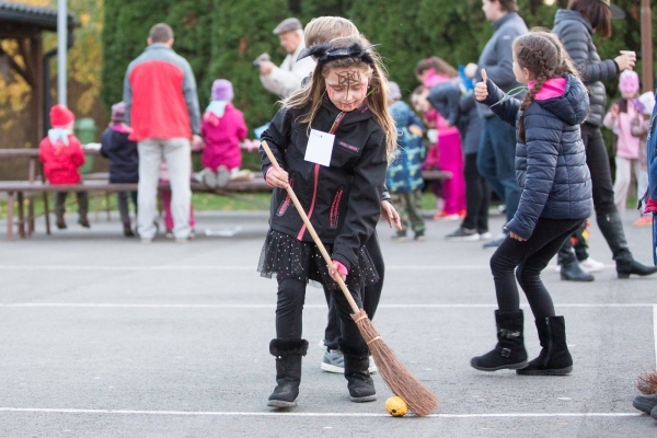 Slatinské děti slavily Halloween, dlabání dýní doprovodily soutěže a lampiónový průvod