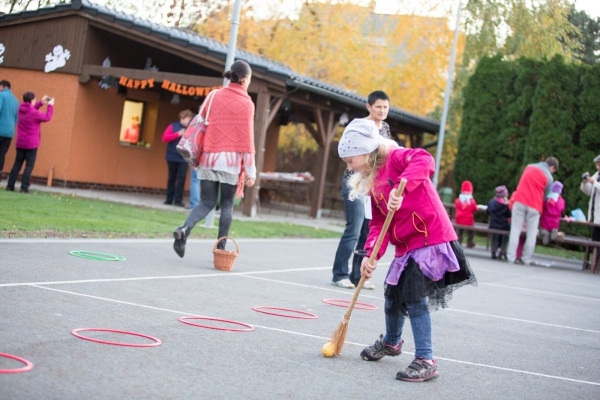 Slatinské děti slavily Halloween, dlabání dýní doprovodily soutěže a lampiónový průvod