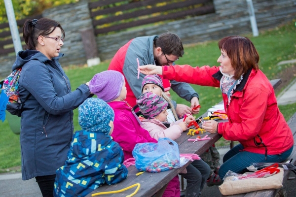 Slatinské děti slavily Halloween, dlabání dýní doprovodily soutěže a lampiónový průvod