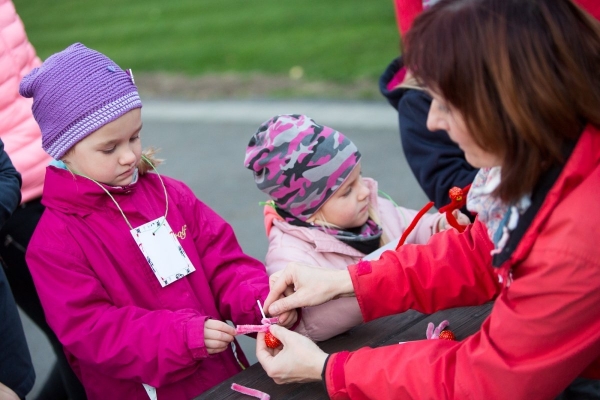 Slatinské děti slavily Halloween, dlabání dýní doprovodily soutěže a lampiónový průvod