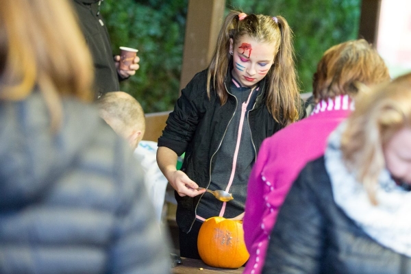 Slatinské děti slavily Halloween, dlabání dýní doprovodily soutěže a lampiónový průvod