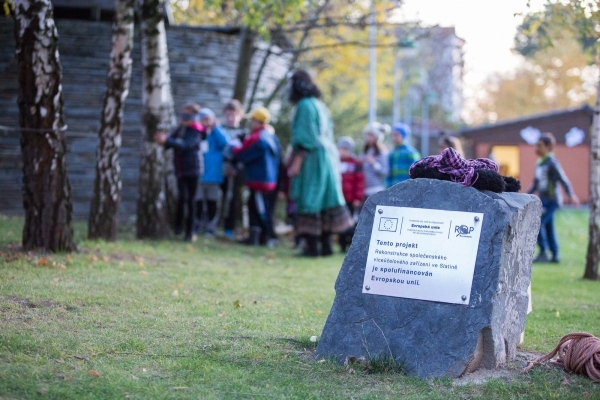 Slatinské děti slavily Halloween, dlabání dýní doprovodily soutěže a lampiónový průvod