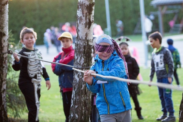Slatinské děti slavily Halloween, dlabání dýní doprovodily soutěže a lampiónový průvod