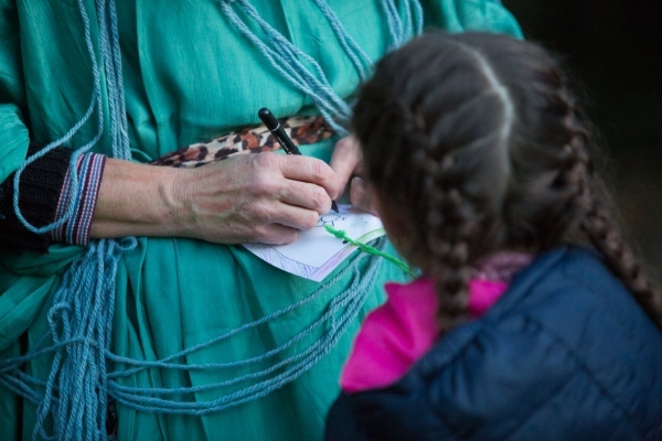 Slatinské děti slavily Halloween, dlabání dýní doprovodily soutěže a lampiónový průvod