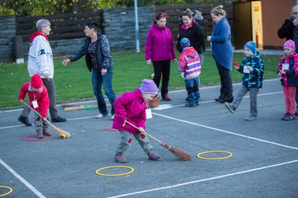 Slatinské děti slavily Halloween, dlabání dýní doprovodily soutěže a lampiónový průvod