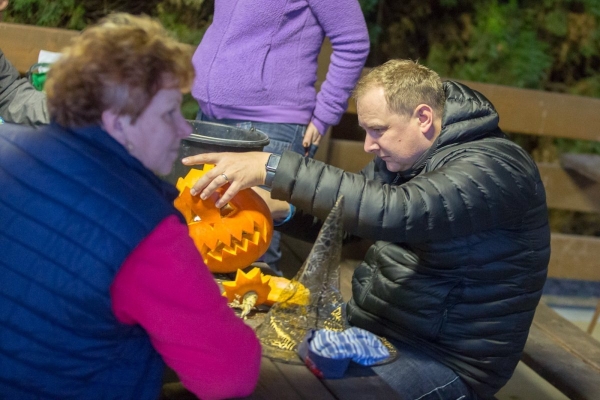 Slatinské děti slavily Halloween, dlabání dýní doprovodily soutěže a lampiónový průvod