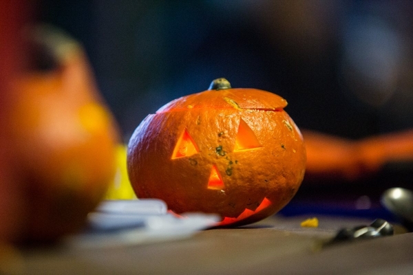 Slatinské děti slavily Halloween, dlabání dýní doprovodily soutěže a lampiónový průvod