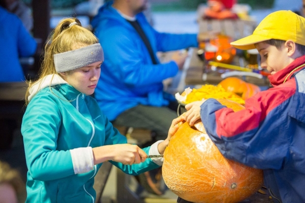 Slatinské děti slavily Halloween, dlabání dýní doprovodily soutěže a lampiónový průvod