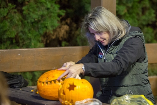 Slatinské děti slavily Halloween, dlabání dýní doprovodily soutěže a lampiónový průvod