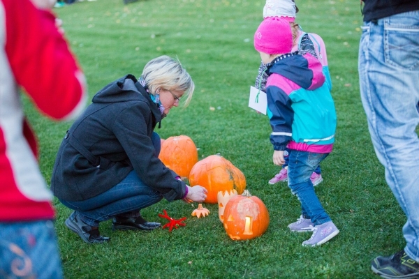 Slatinské děti slavily Halloween, dlabání dýní doprovodily soutěže a lampiónový průvod