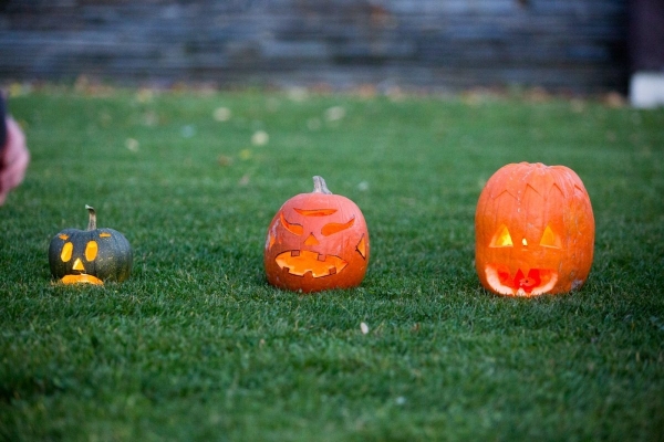 Slatinské děti slavily Halloween, dlabání dýní doprovodily soutěže a lampiónový průvod