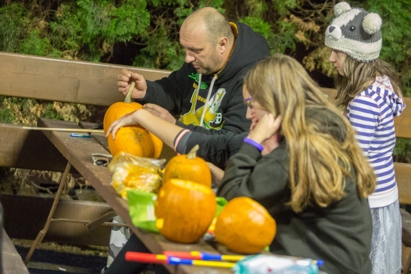 Slatinské děti slavily Halloween, dlabání dýní doprovodily soutěže a lampiónový průvod