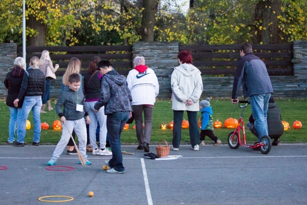 Slatinské děti slavily Halloween, dlabání dýní doprovodily soutěže a lampiónový průvod