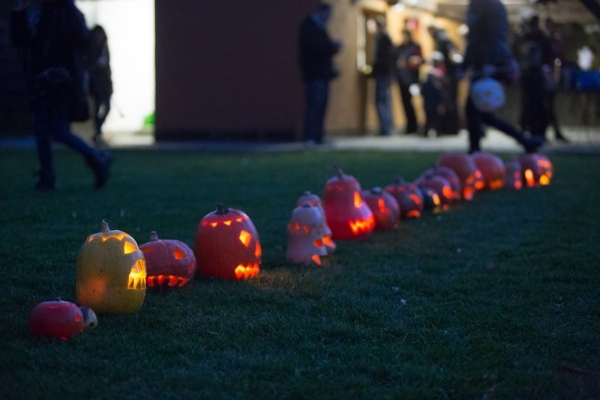 Slatinské děti slavily Halloween, dlabání dýní doprovodily soutěže a lampiónový průvod