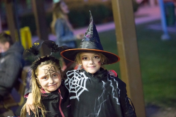 Slatinské děti slavily Halloween, dlabání dýní doprovodily soutěže a lampiónový průvod