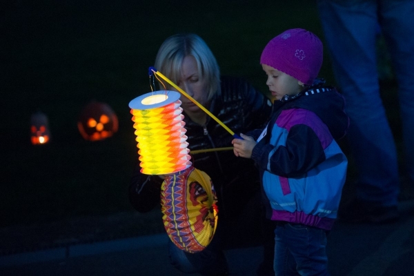 Slatinské děti slavily Halloween, dlabání dýní doprovodily soutěže a lampiónový průvod