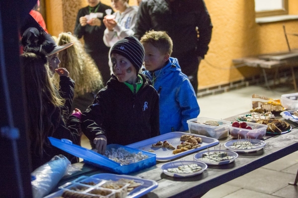 Slatinské děti slavily Halloween, dlabání dýní doprovodily soutěže a lampiónový průvod