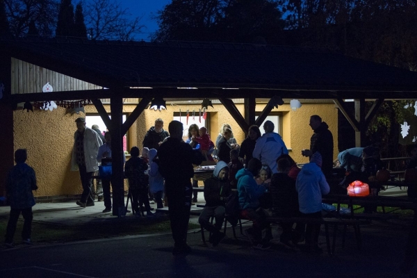 Slatinské děti slavily Halloween, dlabání dýní doprovodily soutěže a lampiónový průvod