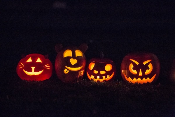 Slatinské děti slavily Halloween, dlabání dýní doprovodily soutěže a lampiónový průvod
