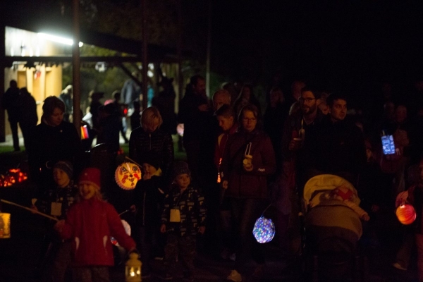 Slatinské děti slavily Halloween, dlabání dýní doprovodily soutěže a lampiónový průvod