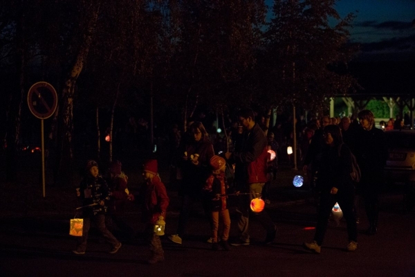 Slatinské děti slavily Halloween, dlabání dýní doprovodily soutěže a lampiónový průvod