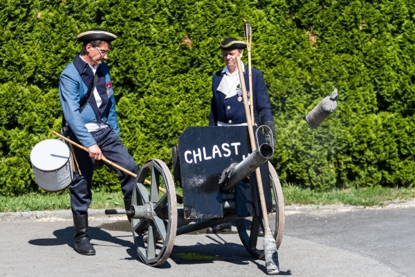 Kácení máje začalo tradičním „pozýváním“ a průvodem z hřiště