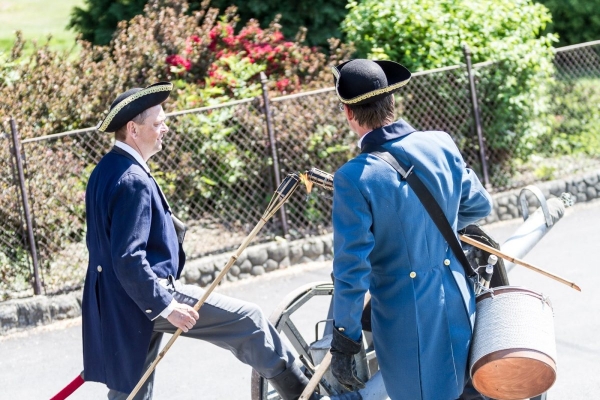 Kácení máje začalo tradičním „pozýváním“ a průvodem z hřiště