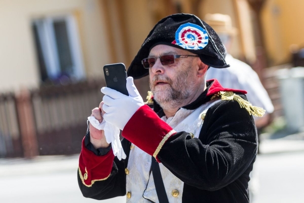 Kácení máje začalo tradičním „pozýváním“ a průvodem z hřiště