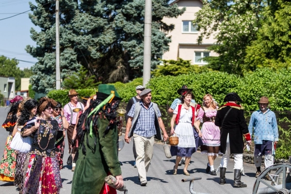 Kácení máje začalo tradičním „pozýváním“ a průvodem z hřiště