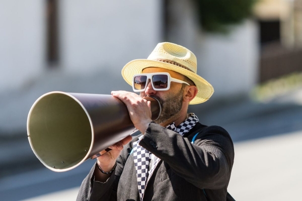Kácení máje začalo tradičním „pozýváním“ a průvodem z hřiště