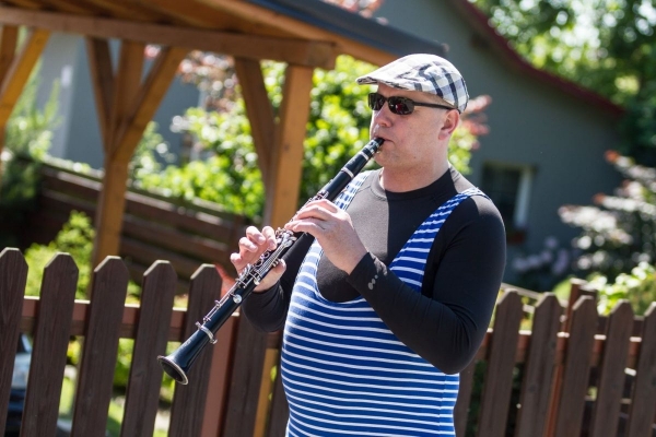 Kácení máje začalo tradičním „pozýváním“ a průvodem z hřiště