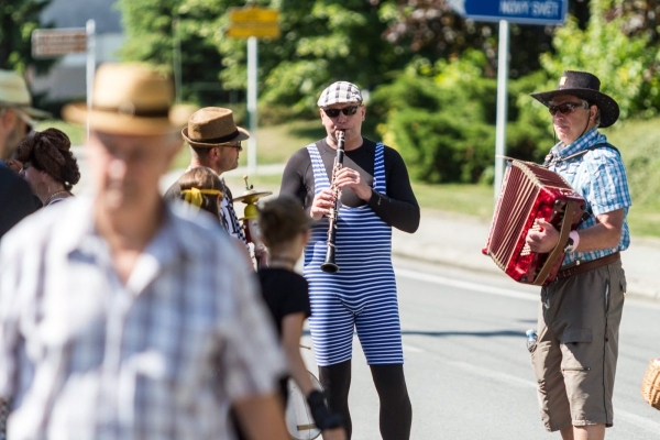 Kácení máje začalo tradičním „pozýváním“ a průvodem z hřiště