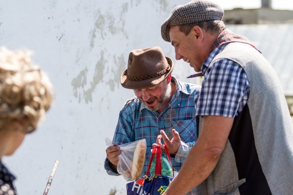 Kácení máje začalo tradičním „pozýváním“ a průvodem z hřiště