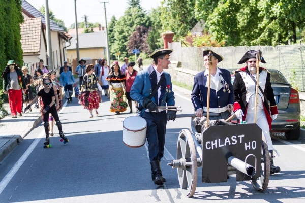 Kácení máje začalo tradičním „pozýváním“ a průvodem z hřiště