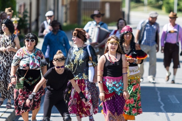 Kácení máje začalo tradičním „pozýváním“ a průvodem z hřiště