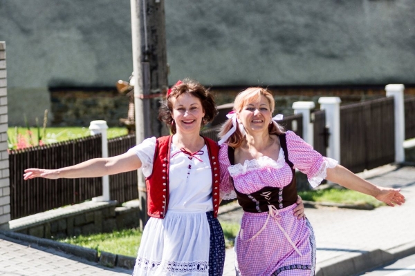 Kácení máje začalo tradičním „pozýváním“ a průvodem z hřiště