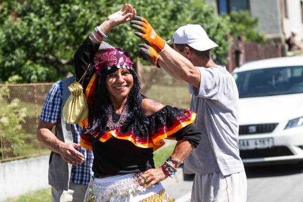 Kácení máje začalo tradičním „pozýváním“ a průvodem z hřiště