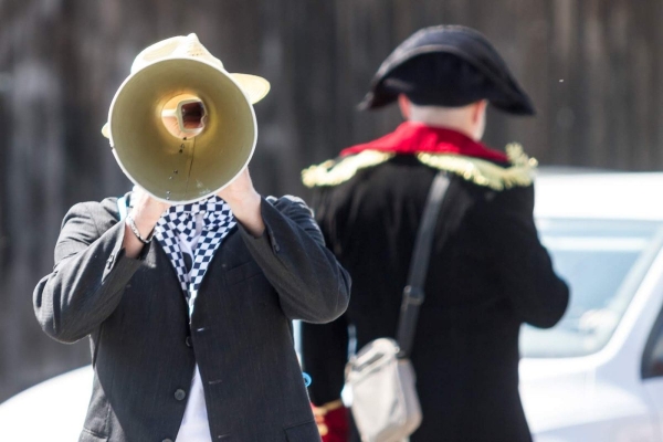 Kácení máje začalo tradičním „pozýváním“ a průvodem z hřiště