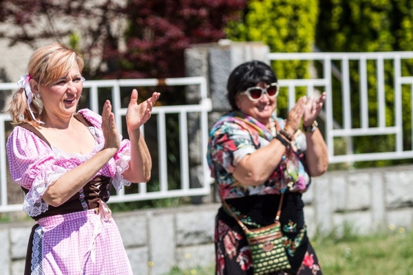 Kácení máje začalo tradičním „pozýváním“ a průvodem z hřiště