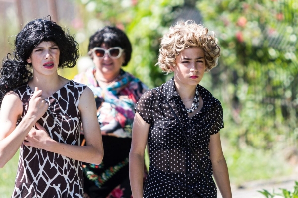 Kácení máje začalo tradičním „pozýváním“ a průvodem z hřiště