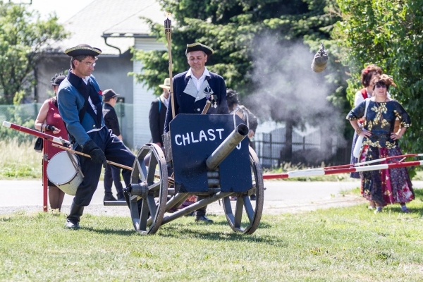 Kácení máje začalo tradičním „pozýváním“ a průvodem z hřiště