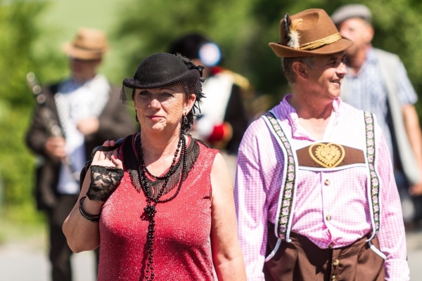Kácení máje začalo tradičním „pozýváním“ a průvodem z hřiště