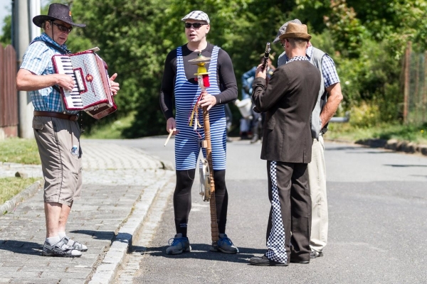 Kácení máje začalo tradičním „pozýváním“ a průvodem z hřiště