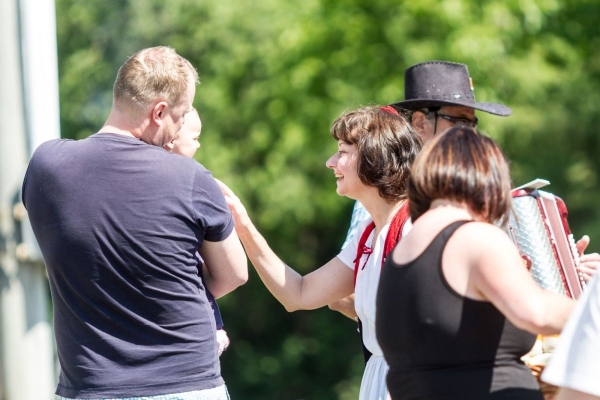 Kácení máje začalo tradičním „pozýváním“ a průvodem z hřiště