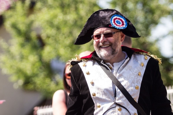 Kácení máje začalo tradičním „pozýváním“ a průvodem z hřiště