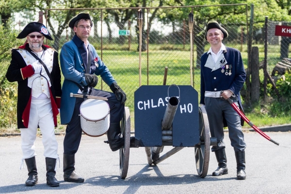 Kácení máje začalo tradičním „pozýváním“ a průvodem z hřiště